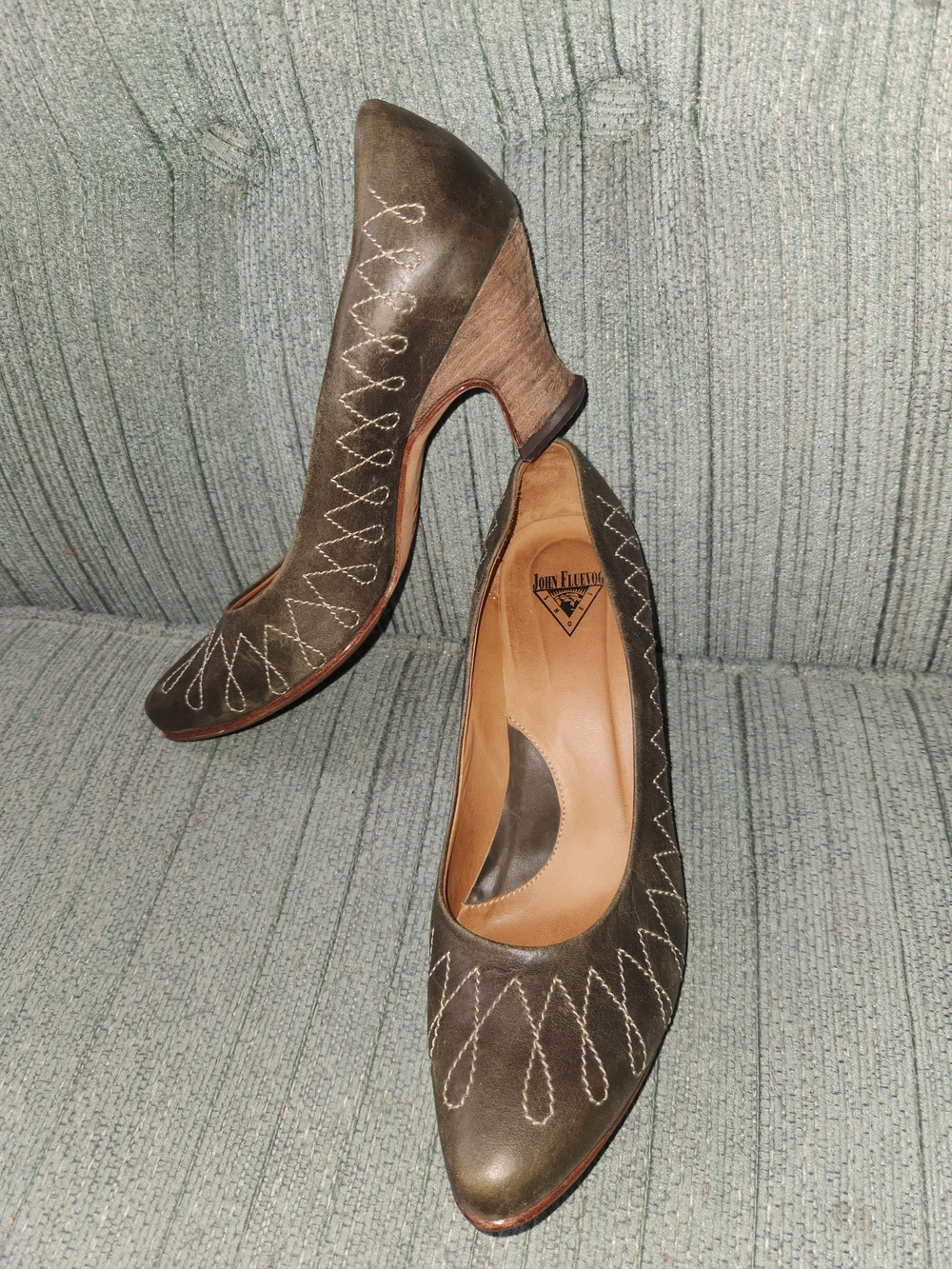 🍉John Fluevog Olive Leather Mid-Heel Pumps with Cream Stitching - Picture 7 of 7